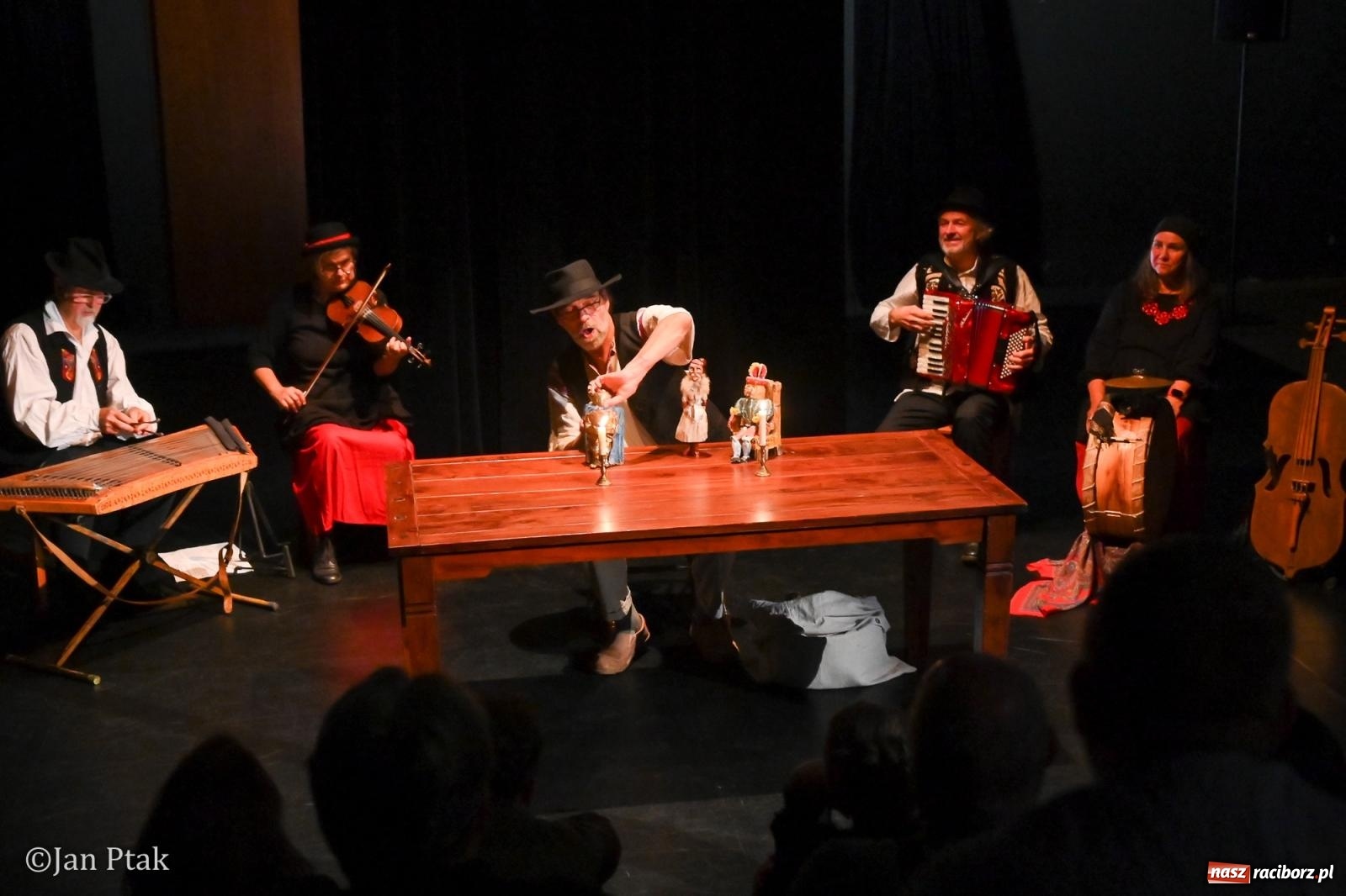 Zdjęcie w galerii na portalu naszraciborz.pl: OFF-KA w Raciborzu. Kafka, teatr improwizacji i muzyczna opowieść o Huculszczyźnie [FOTO i WIDEO] wiadomości z regionu