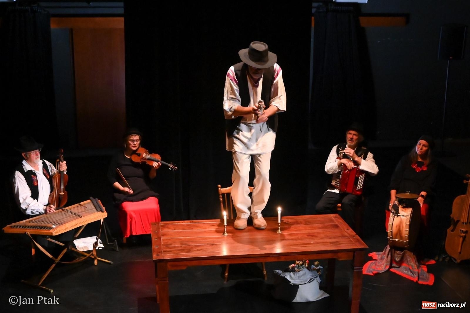 Zdjęcie w galerii na portalu naszraciborz.pl: OFF-KA w Raciborzu. Kafka, teatr improwizacji i muzyczna opowieść o Huculszczyźnie [FOTO i WIDEO] wiadomości z regionu