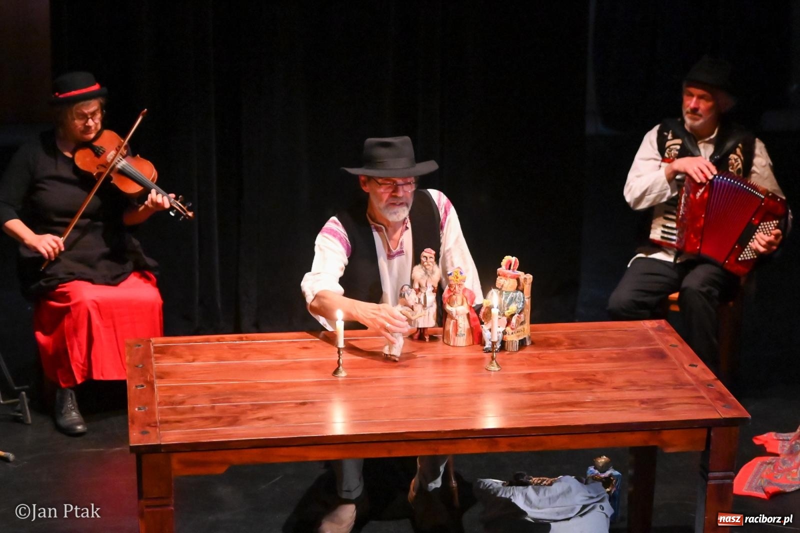 Zdjęcie w galerii na portalu naszraciborz.pl: OFF-KA w Raciborzu. Kafka, teatr improwizacji i muzyczna opowieść o Huculszczyźnie [FOTO i WIDEO] wiadomości z regionu