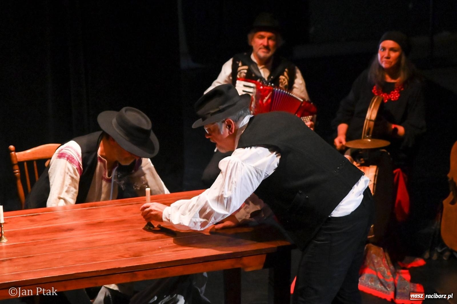 Zdjęcie w galerii na portalu naszraciborz.pl: OFF-KA w Raciborzu. Kafka, teatr improwizacji i muzyczna opowieść o Huculszczyźnie [FOTO i WIDEO] wiadomości z regionu