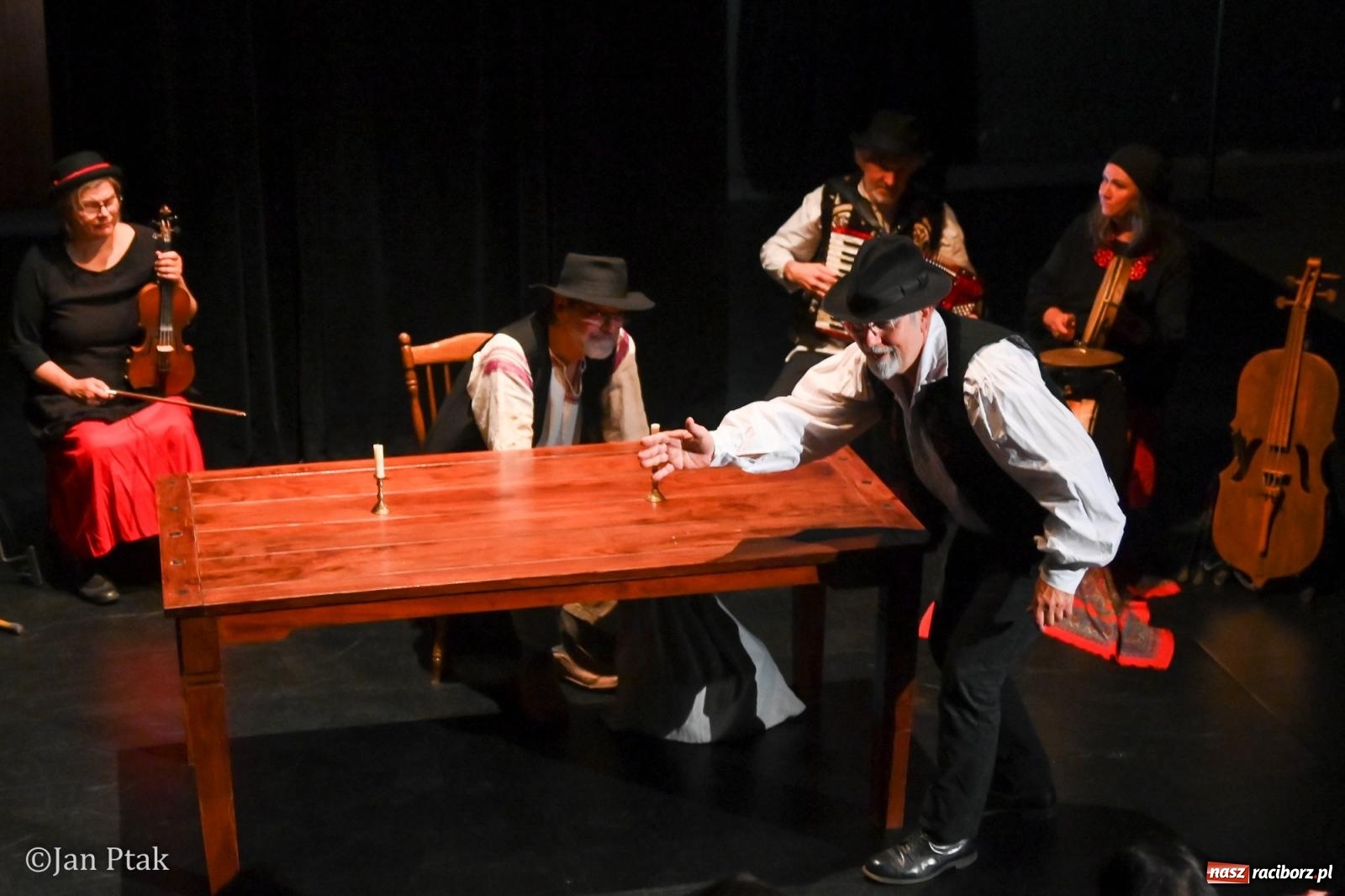 Zdjęcie w galerii na portalu naszraciborz.pl: OFF-KA w Raciborzu. Kafka, teatr improwizacji i muzyczna opowieść o Huculszczyźnie [FOTO i WIDEO] wiadomości z regionu