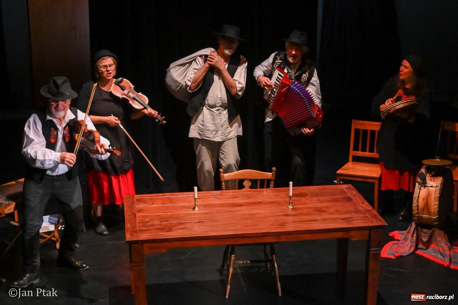 Zdjęcie w galerii na portalu naszraciborz.pl: OFF-KA w Raciborzu. Kafka, teatr improwizacji i muzyczna opowieść o Huculszczyźnie [FOTO i WIDEO] wiadomości z regionu