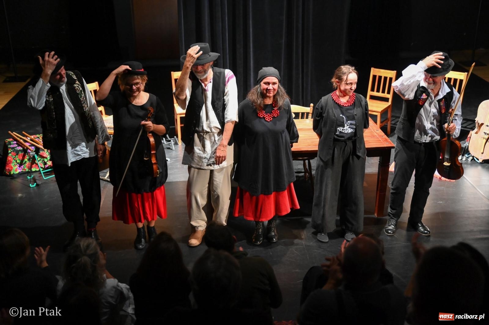 Zdjęcie w galerii na portalu naszraciborz.pl: OFF-KA w Raciborzu. Kafka, teatr improwizacji i muzyczna opowieść o Huculszczyźnie [FOTO i WIDEO] wiadomości z regionu