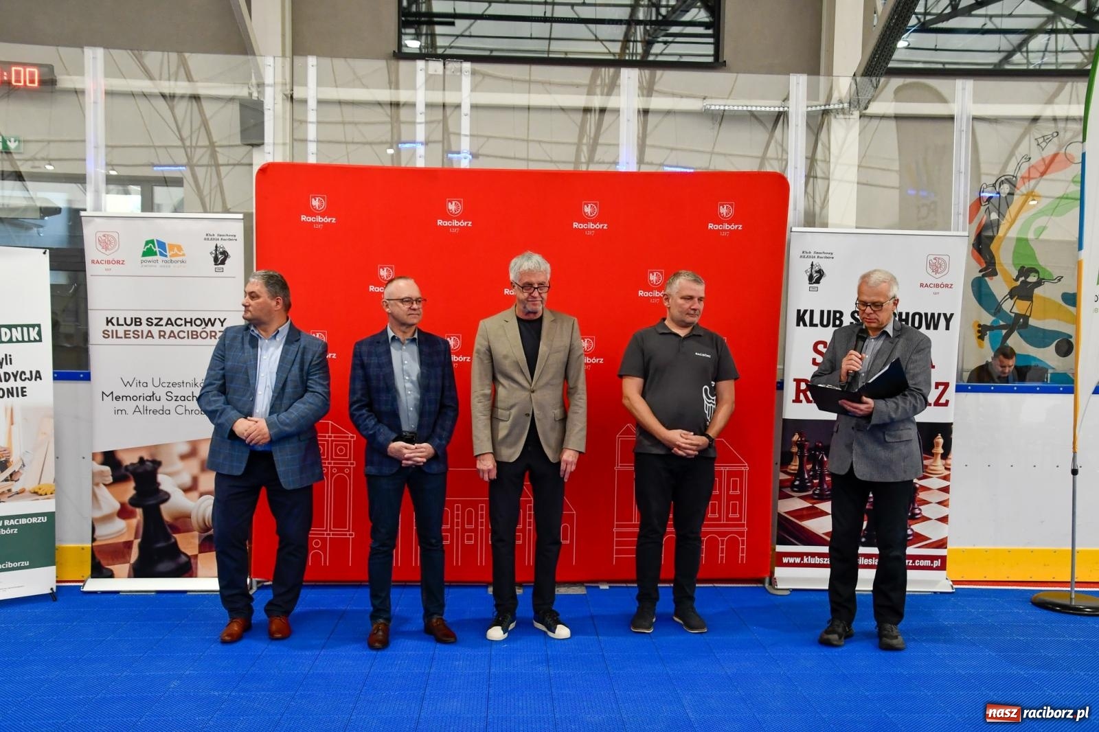 Zdjęcie w galerii na portalu naszraciborz.pl: Szachiści po raz pierwszy przy Zamkowej. W Raciborzu trwa Memoriał Alfreda Chrobaka wiadomości z regionu