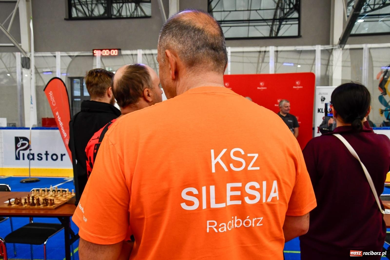 Zdjęcie w galerii na portalu naszraciborz.pl: Szachiści po raz pierwszy przy Zamkowej. W Raciborzu trwa Memoriał Alfreda Chrobaka wiadomości z regionu
