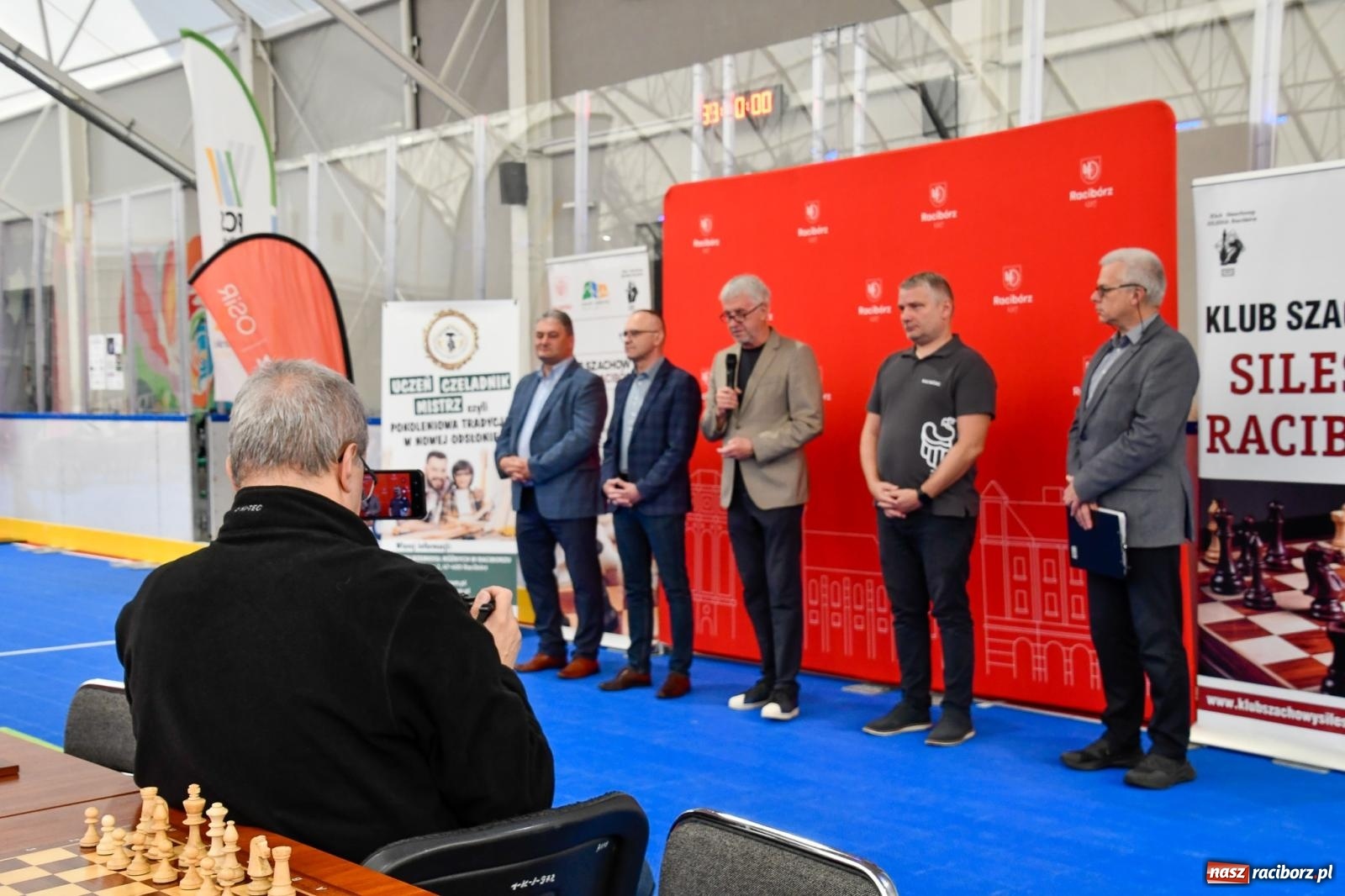 Zdjęcie w galerii na portalu naszraciborz.pl: Szachiści po raz pierwszy przy Zamkowej. W Raciborzu trwa Memoriał Alfreda Chrobaka wiadomości z regionu