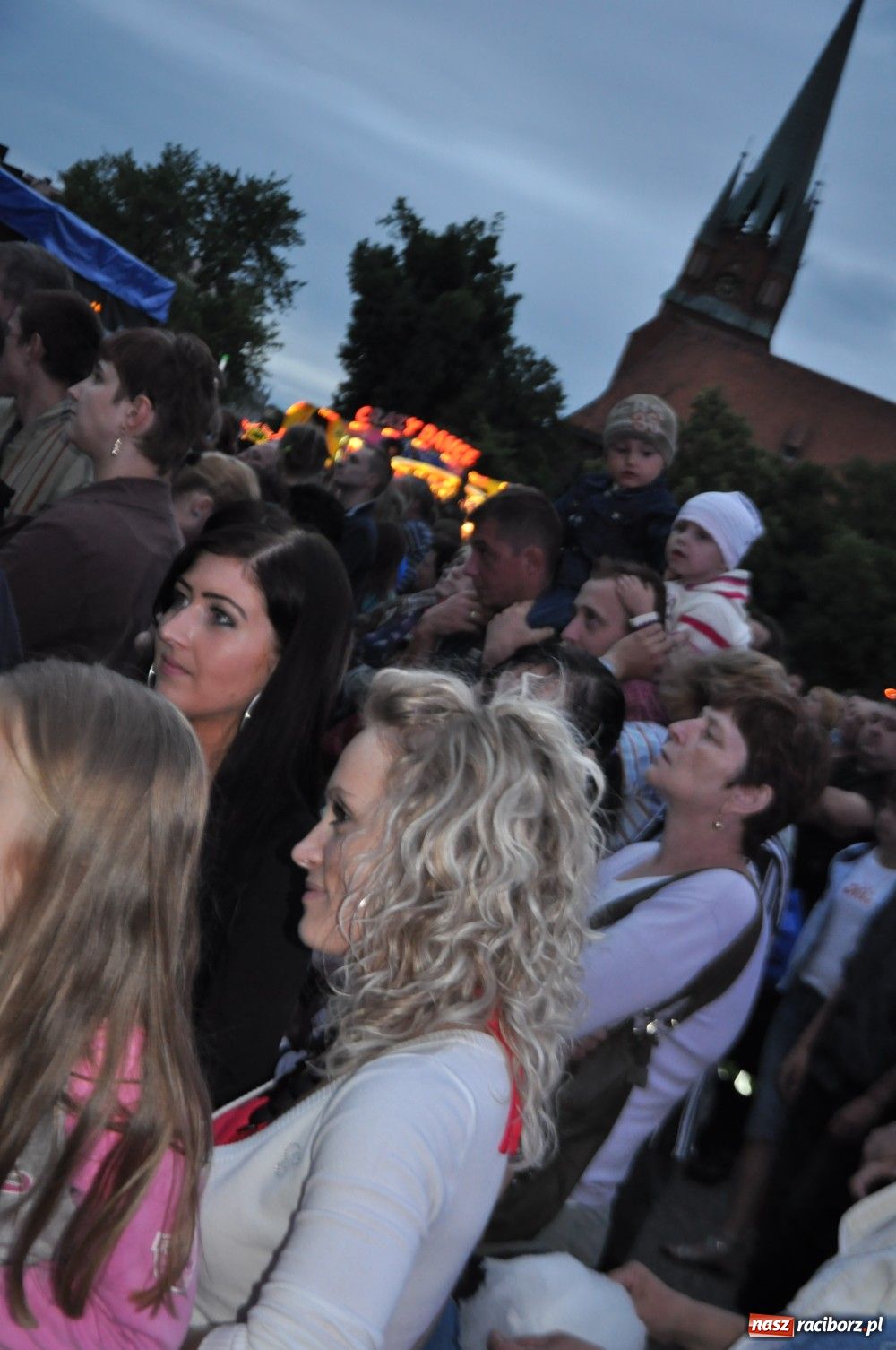 Zdjęcie w galerii na portalu naszraciborz.pl: Maryla śpiewała piosenki na życzenie wiadomości z regionu