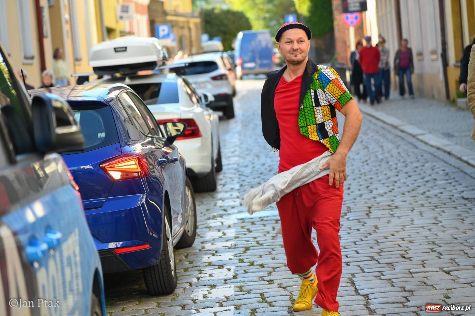 Zdjęcie w galerii na portalu naszraciborz.pl: Muzyczna parada przeszła ulicami Raciborza. Kwartet Wiejski zagrał podczas OFF-KI wiadomości z regionu