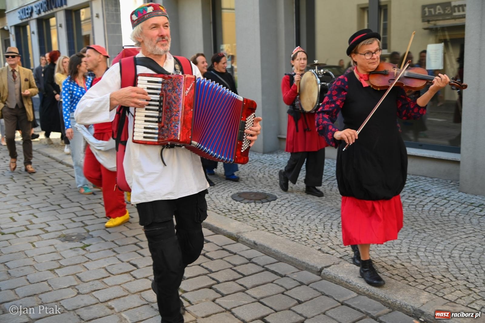 Zdjęcie w galerii na portalu naszraciborz.pl: Muzyczna parada przeszła ulicami Raciborza. Kwartet Wiejski zagrał podczas OFF-KI wiadomości z regionu