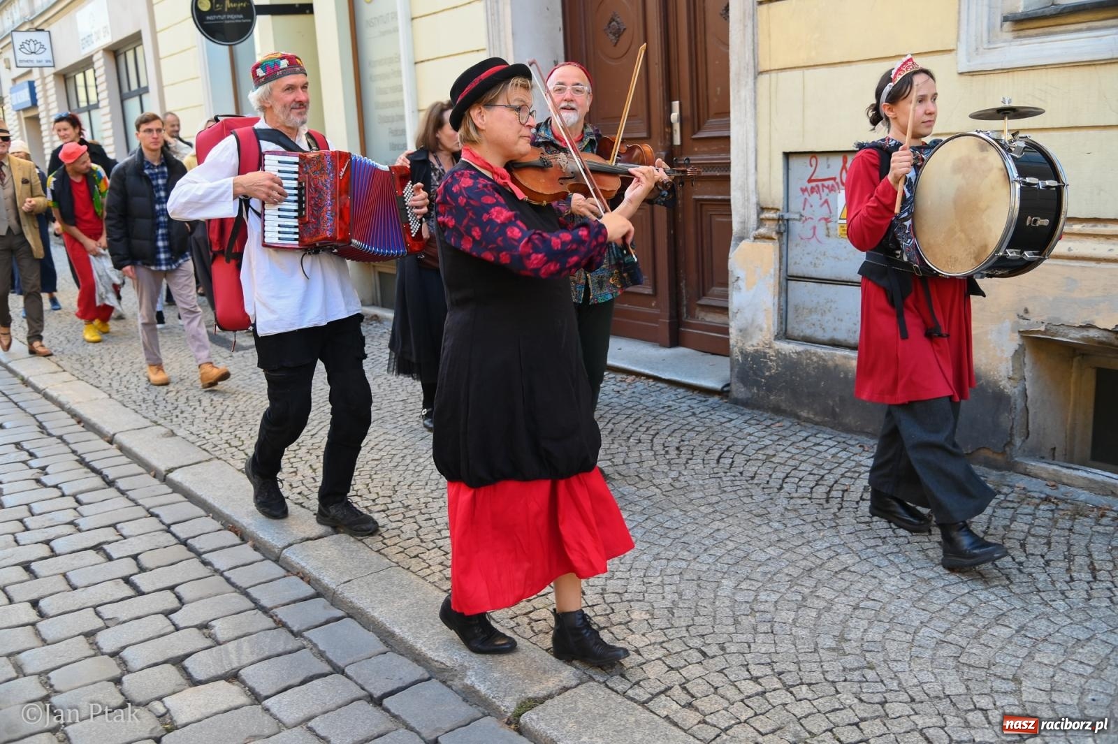 Zdjęcie w galerii na portalu naszraciborz.pl: Muzyczna parada przeszła ulicami Raciborza. Kwartet Wiejski zagrał podczas OFF-KI wiadomości z regionu