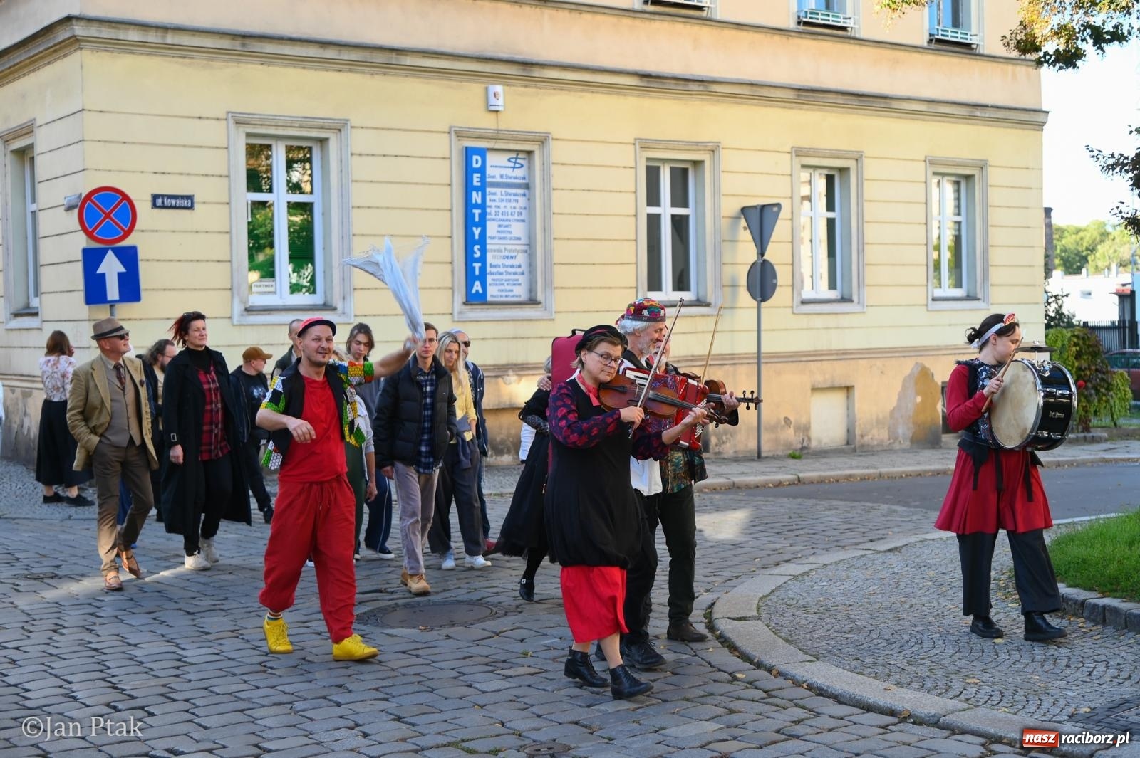 Zdjęcie w galerii na portalu naszraciborz.pl: Muzyczna parada przeszła ulicami Raciborza. Kwartet Wiejski zagrał podczas OFF-KI wiadomości z regionu