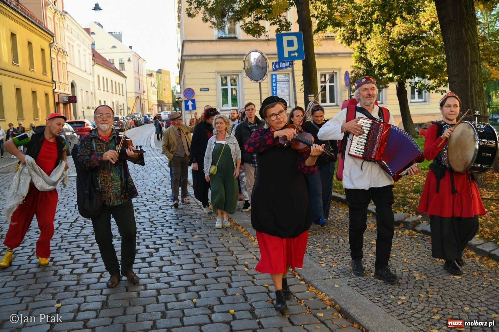Zdjęcie w galerii na portalu naszraciborz.pl: Muzyczna parada przeszła ulicami Raciborza. Kwartet Wiejski zagrał podczas OFF-KI wiadomości z regionu