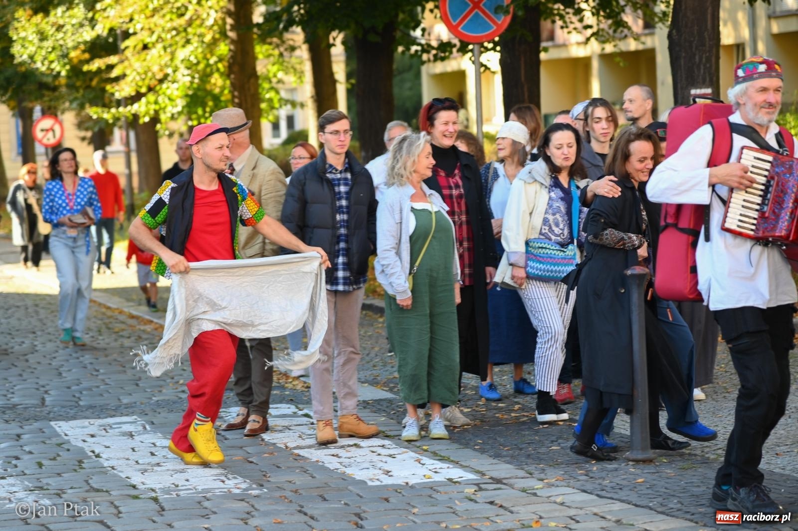 Zdjęcie w galerii na portalu naszraciborz.pl: Muzyczna parada przeszła ulicami Raciborza. Kwartet Wiejski zagrał podczas OFF-KI wiadomości z regionu