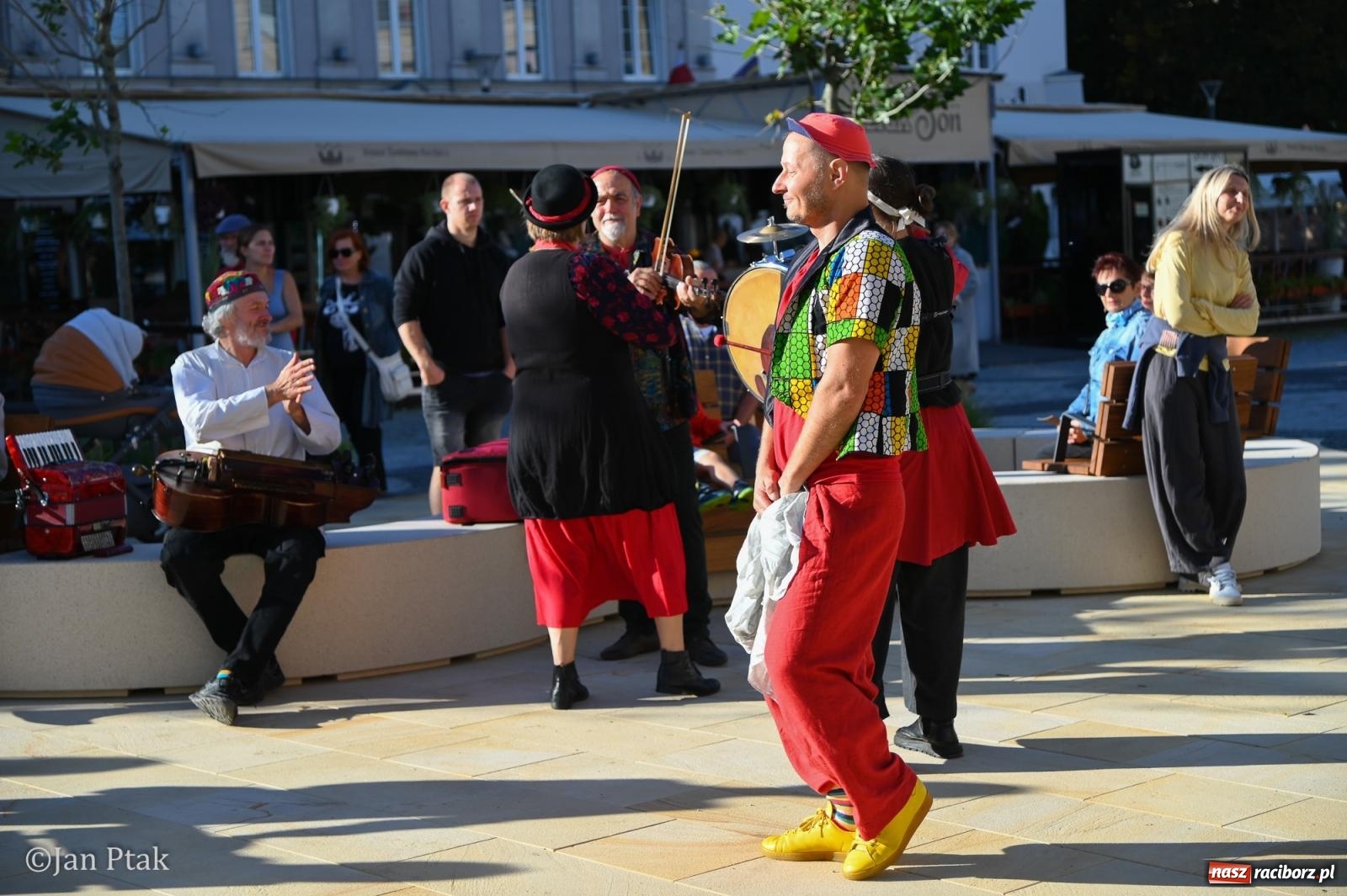 Zdjęcie w galerii na portalu naszraciborz.pl: Muzyczna parada przeszła ulicami Raciborza. Kwartet Wiejski zagrał podczas OFF-KI wiadomości z regionu