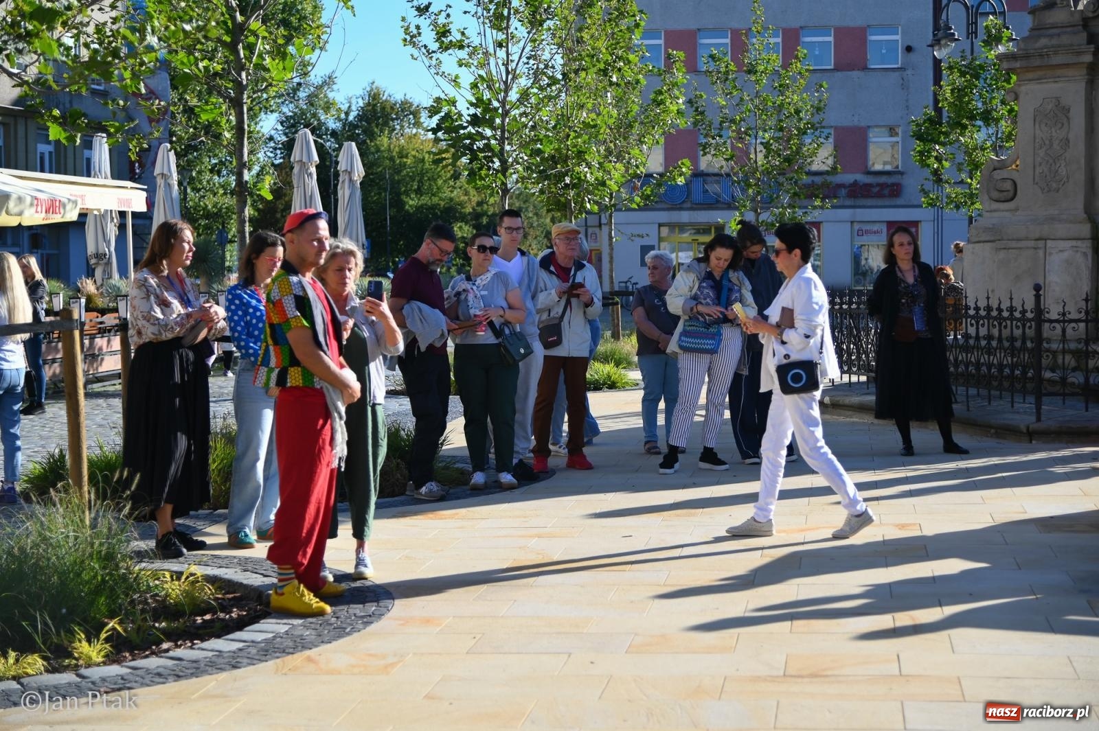 Zdjęcie w galerii na portalu naszraciborz.pl: Muzyczna parada przeszła ulicami Raciborza. Kwartet Wiejski zagrał podczas OFF-KI wiadomości z regionu