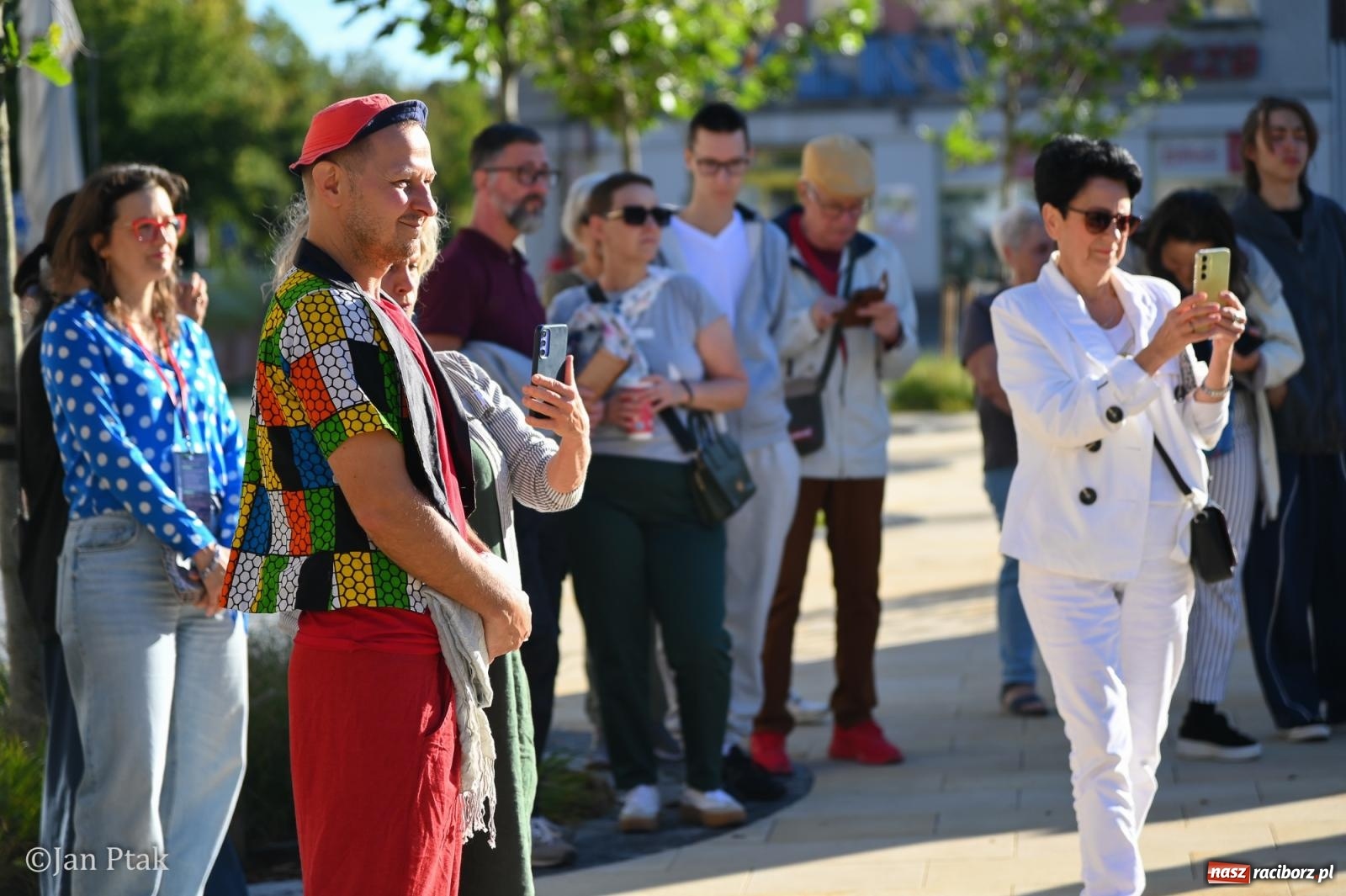 Zdjęcie w galerii na portalu naszraciborz.pl: Muzyczna parada przeszła ulicami Raciborza. Kwartet Wiejski zagrał podczas OFF-KI wiadomości z regionu