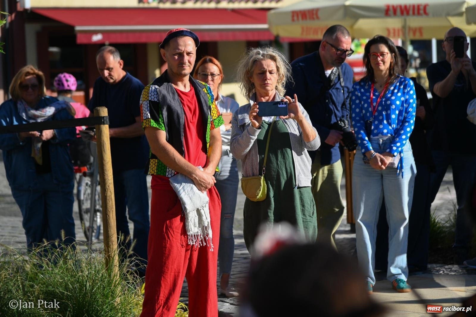 Zdjęcie w galerii na portalu naszraciborz.pl: Muzyczna parada przeszła ulicami Raciborza. Kwartet Wiejski zagrał podczas OFF-KI wiadomości z regionu