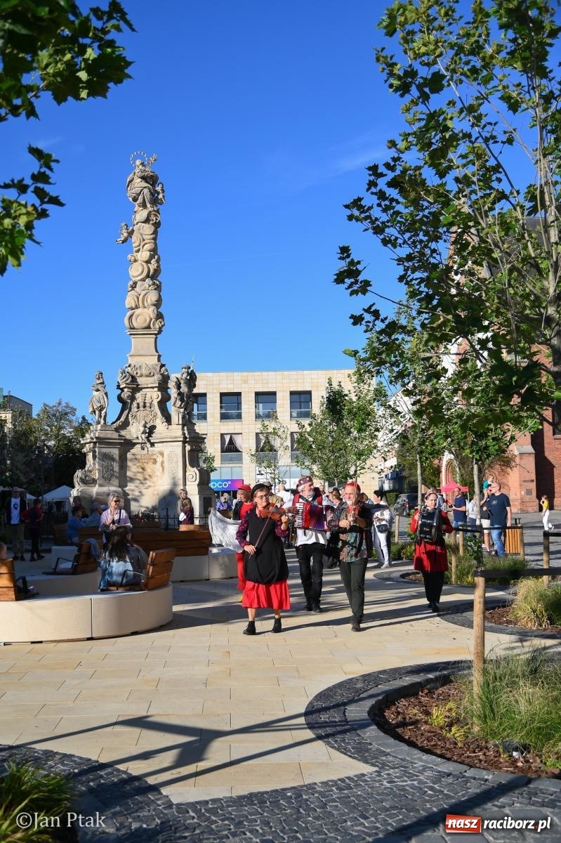 Zdjęcie w galerii na portalu naszraciborz.pl: Muzyczna parada przeszła ulicami Raciborza. Kwartet Wiejski zagrał podczas OFF-KI wiadomości z regionu