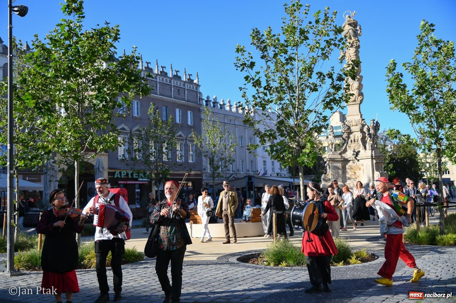 Zdjęcie w galerii na portalu naszraciborz.pl: Muzyczna parada przeszła ulicami Raciborza. Kwartet Wiejski zagrał podczas OFF-KI wiadomości z regionu