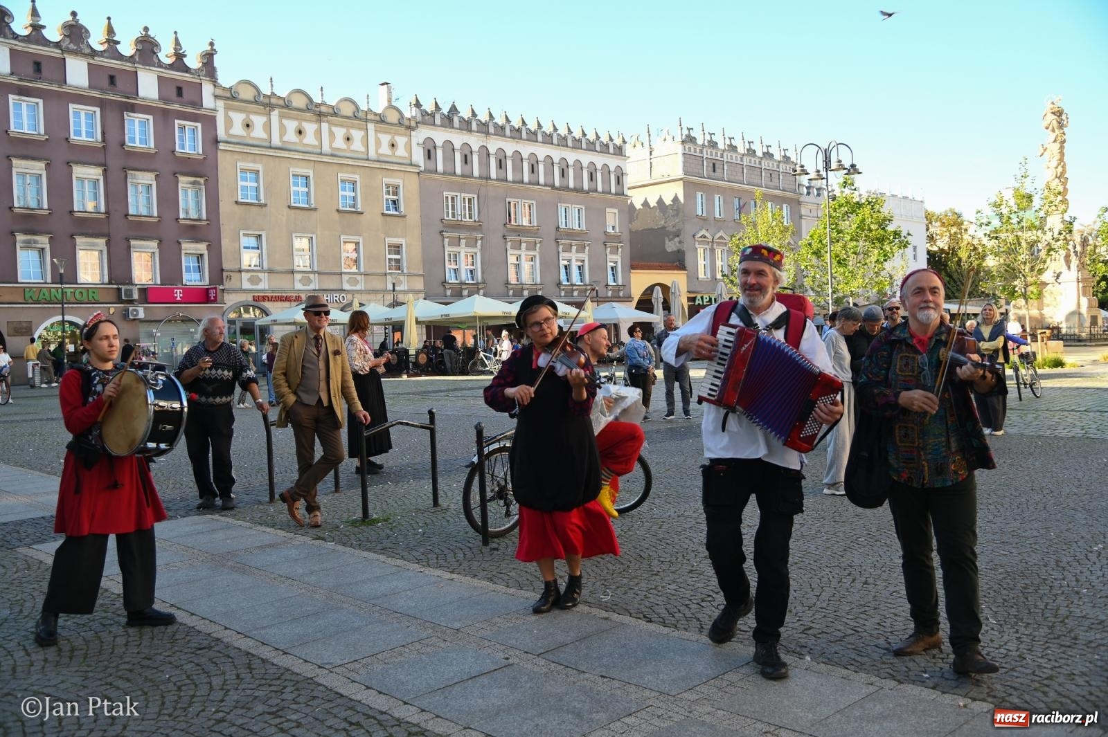 Zdjęcie w galerii na portalu naszraciborz.pl: Muzyczna parada przeszła ulicami Raciborza. Kwartet Wiejski zagrał podczas OFF-KI wiadomości z regionu