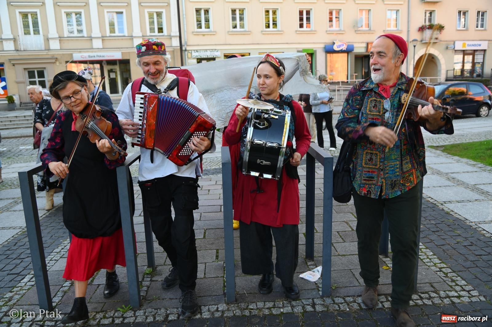 Zdjęcie w galerii na portalu naszraciborz.pl: Muzyczna parada przeszła ulicami Raciborza. Kwartet Wiejski zagrał podczas OFF-KI wiadomości z regionu