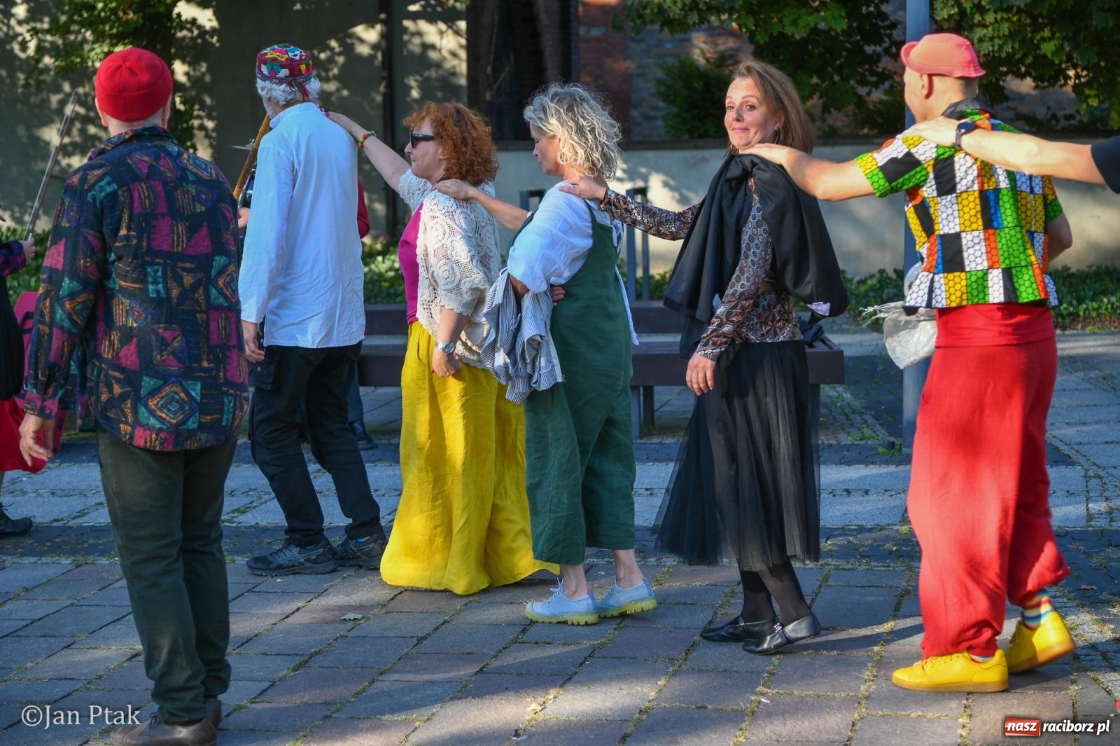 Zdjęcie w galerii na portalu naszraciborz.pl: Muzyczna parada przeszła ulicami Raciborza. Kwartet Wiejski zagrał podczas OFF-KI wiadomości z regionu