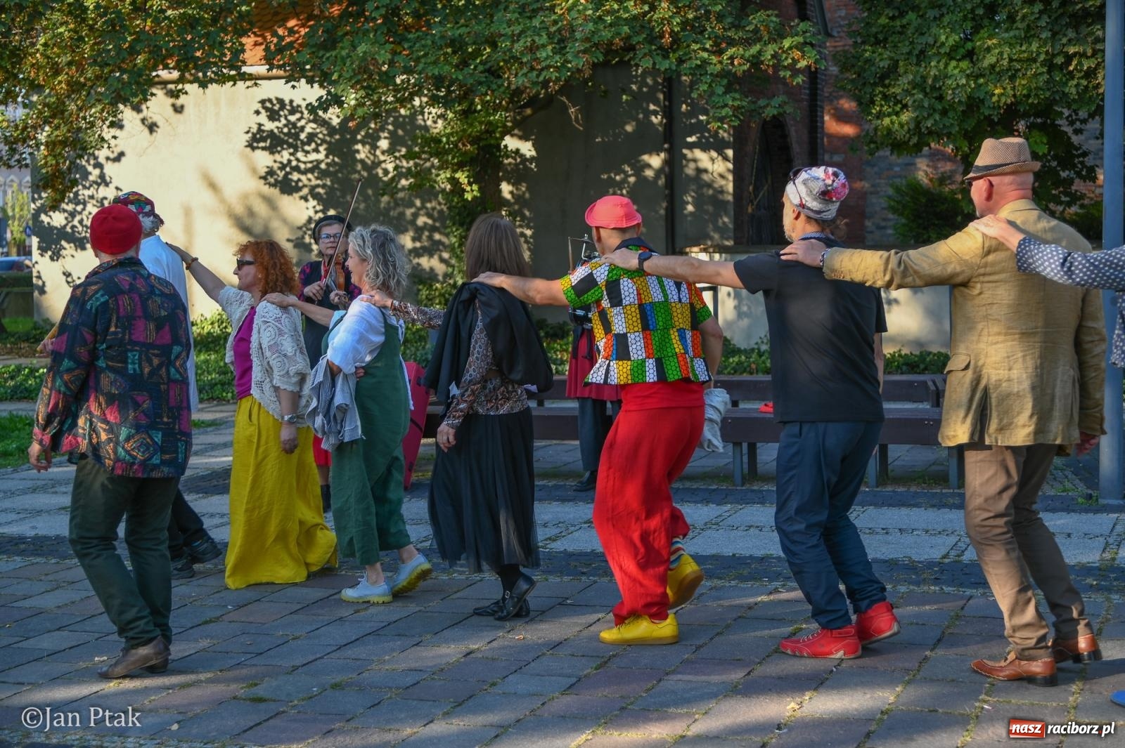 Zdjęcie w galerii na portalu naszraciborz.pl: Muzyczna parada przeszła ulicami Raciborza. Kwartet Wiejski zagrał podczas OFF-KI wiadomości z regionu