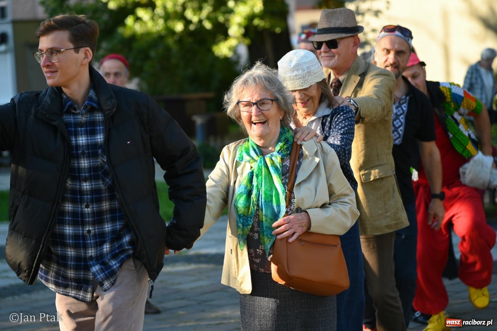 Zdjęcie w galerii na portalu naszraciborz.pl: Muzyczna parada przeszła ulicami Raciborza. Kwartet Wiejski zagrał podczas OFF-KI wiadomości z regionu