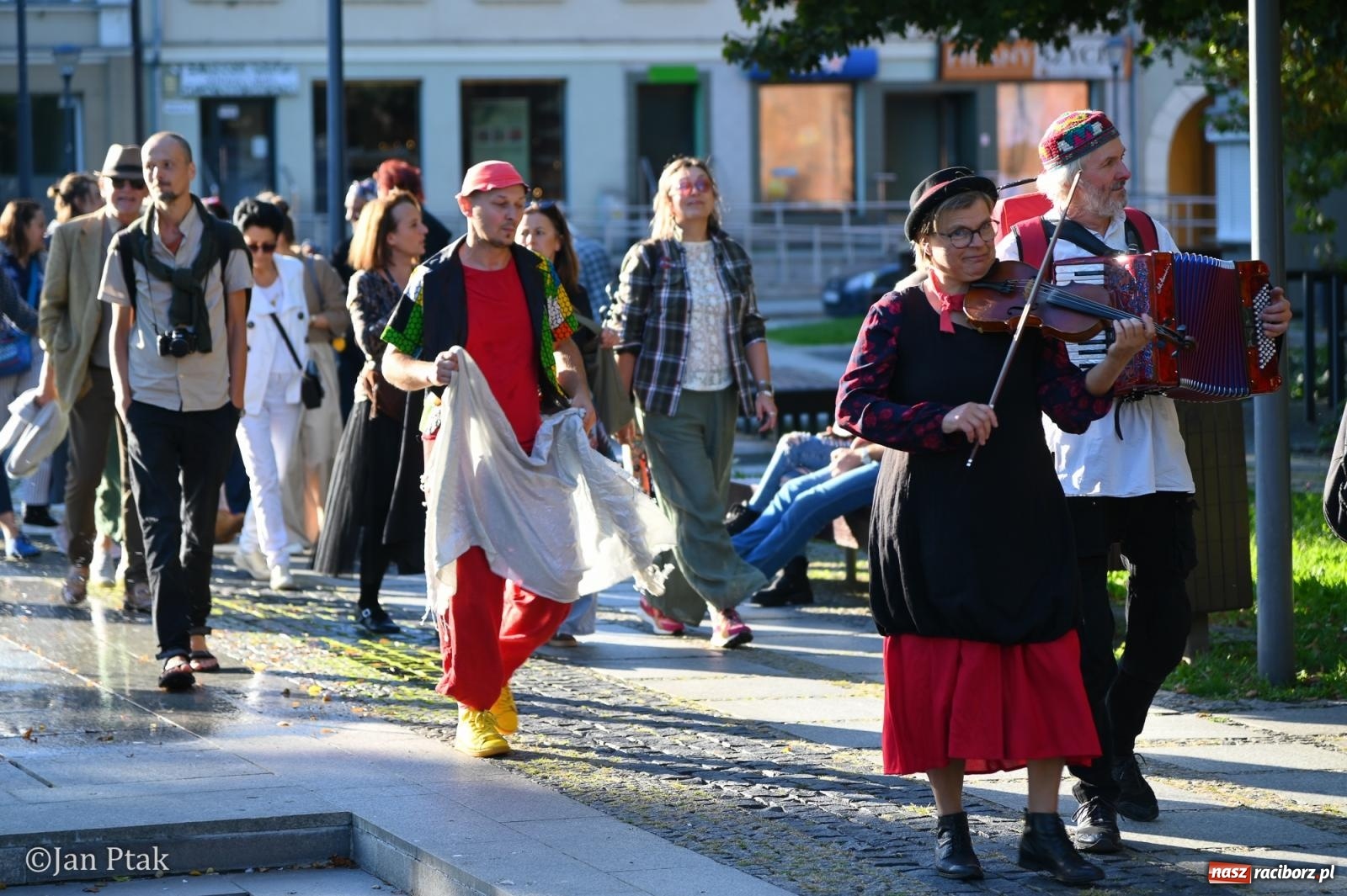 Zdjęcie w galerii na portalu naszraciborz.pl: Muzyczna parada przeszła ulicami Raciborza. Kwartet Wiejski zagrał podczas OFF-KI wiadomości z regionu