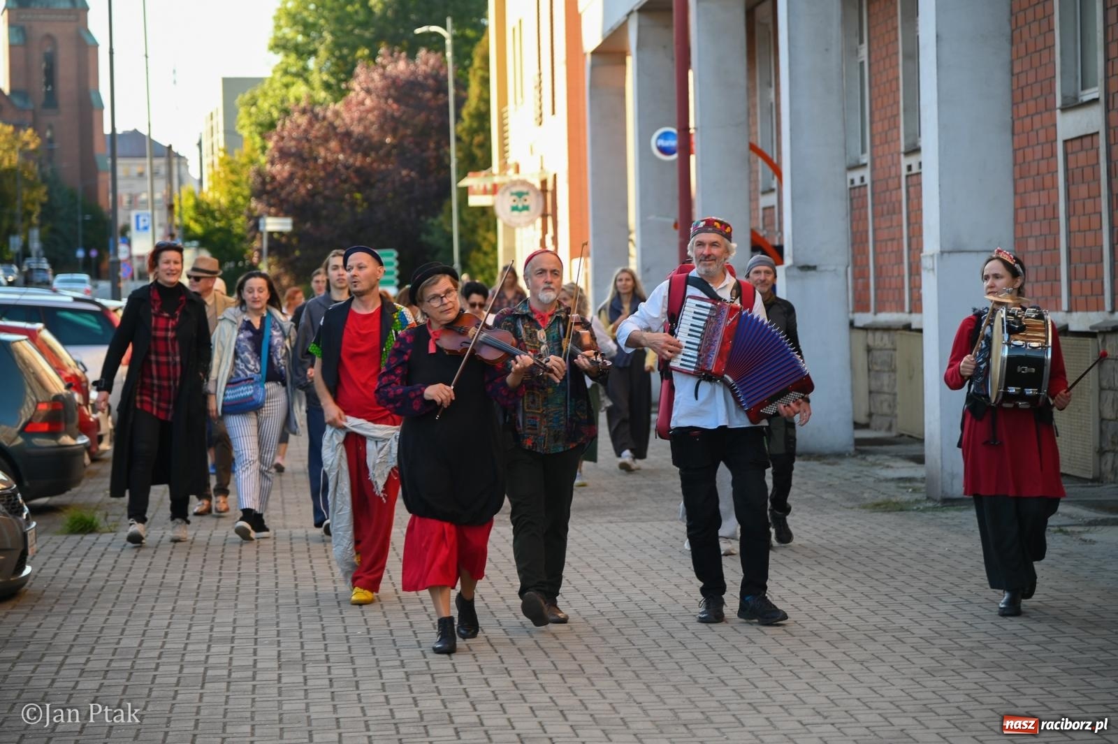 Zdjęcie w galerii na portalu naszraciborz.pl: Muzyczna parada przeszła ulicami Raciborza. Kwartet Wiejski zagrał podczas OFF-KI wiadomości z regionu
