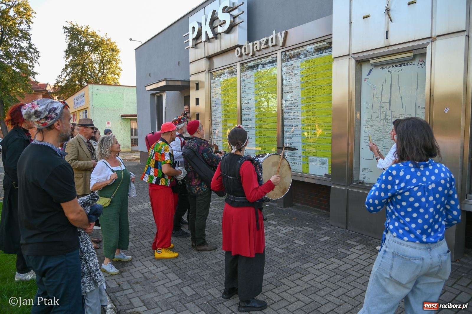 Zdjęcie w galerii na portalu naszraciborz.pl: Muzyczna parada przeszła ulicami Raciborza. Kwartet Wiejski zagrał podczas OFF-KI wiadomości z regionu