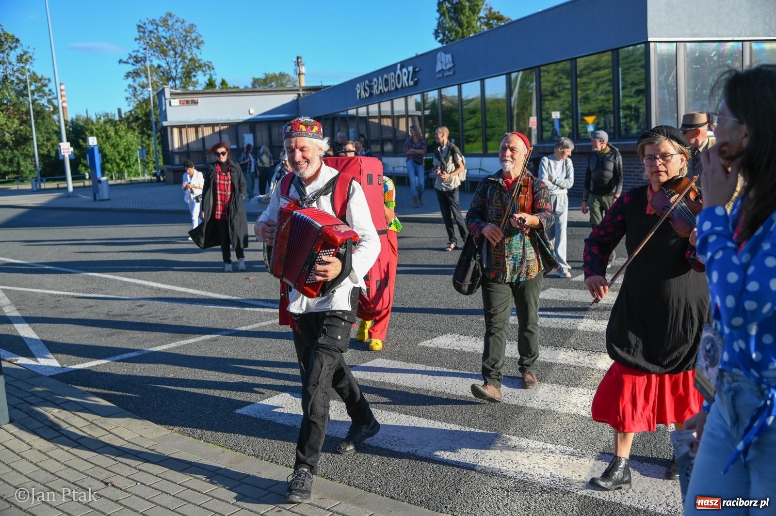 Zdjęcie w galerii na portalu naszraciborz.pl: Muzyczna parada przeszła ulicami Raciborza. Kwartet Wiejski zagrał podczas OFF-KI wiadomości z regionu