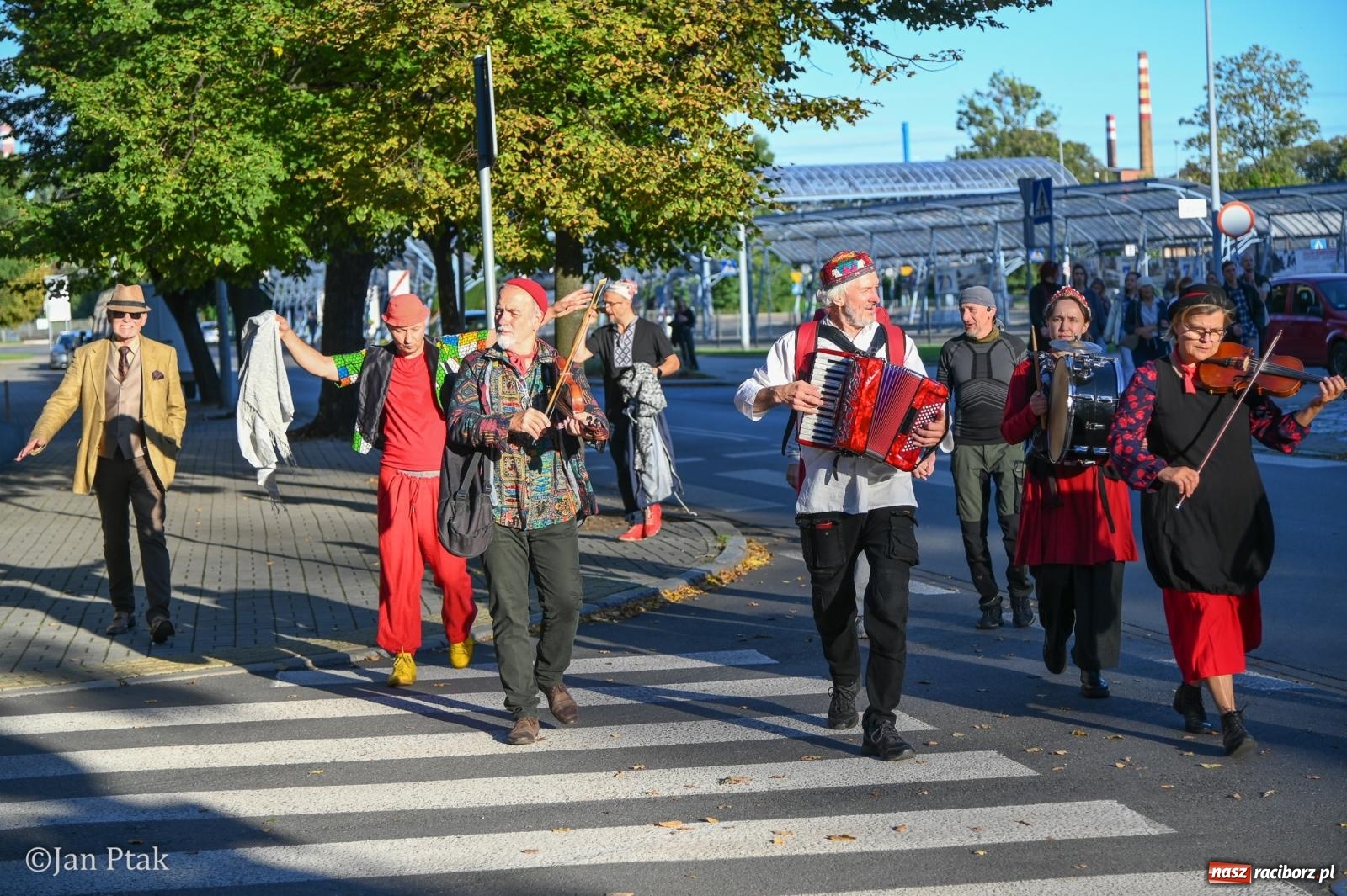 Zdjęcie w galerii na portalu naszraciborz.pl: Muzyczna parada przeszła ulicami Raciborza. Kwartet Wiejski zagrał podczas OFF-KI wiadomości z regionu