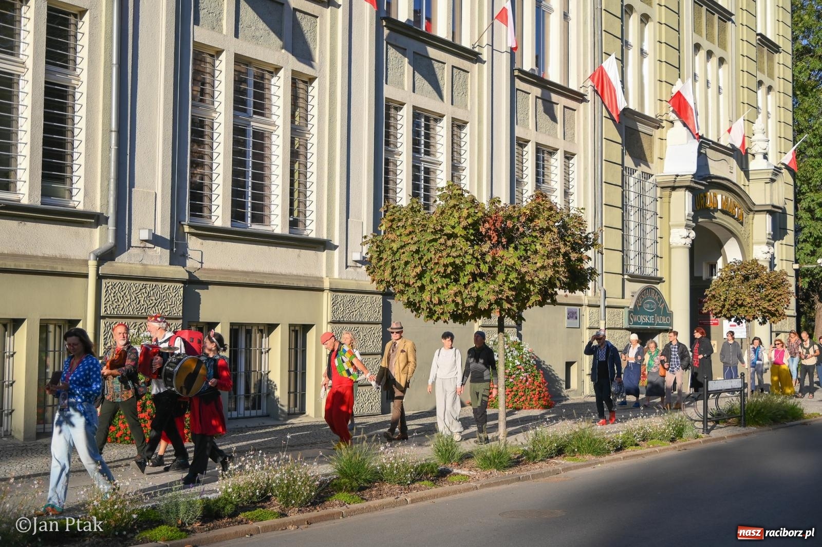 Zdjęcie w galerii na portalu naszraciborz.pl: Muzyczna parada przeszła ulicami Raciborza. Kwartet Wiejski zagrał podczas OFF-KI wiadomości z regionu