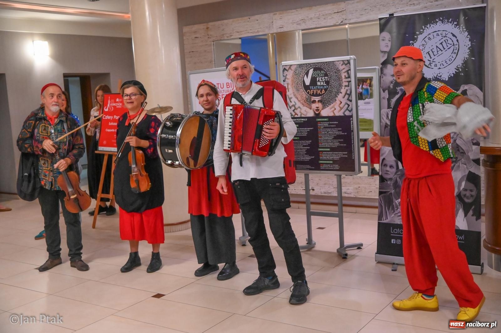 Zdjęcie w galerii na portalu naszraciborz.pl: Muzyczna parada przeszła ulicami Raciborza. Kwartet Wiejski zagrał podczas OFF-KI wiadomości z regionu