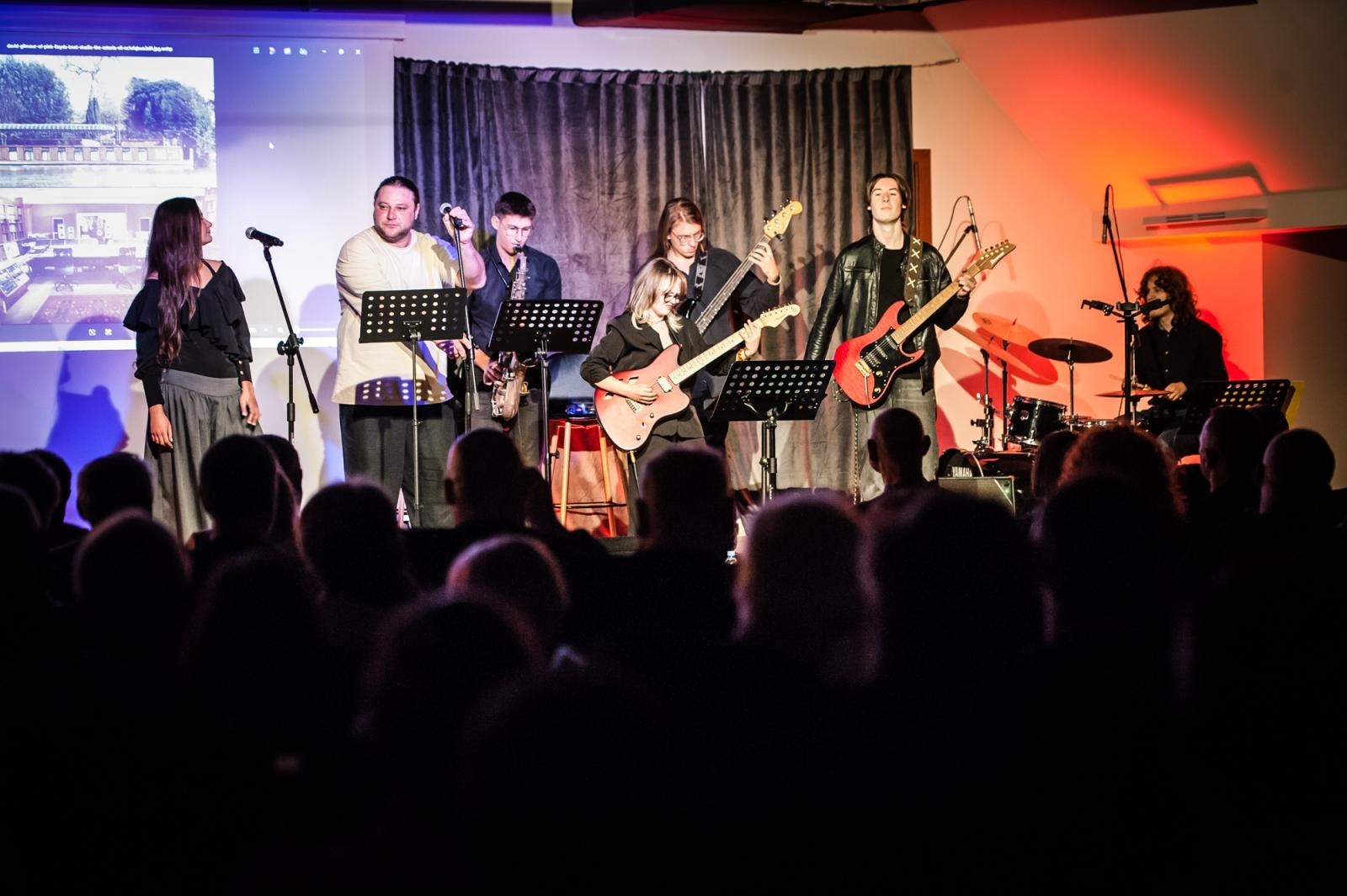 Zdjęcie w galerii na portalu naszraciborz.pl: Rock na Zamku Piastowskim. Wieczór z muzyką Pink Floyd i Piotrem Metzem wiadomości z regionu