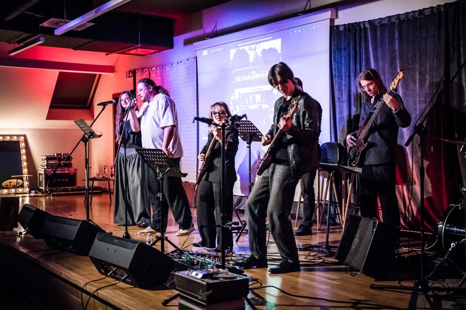 Zdjęcie w galerii na portalu naszraciborz.pl: Rock na Zamku Piastowskim. Wieczór z muzyką Pink Floyd i Piotrem Metzem wiadomości z regionu