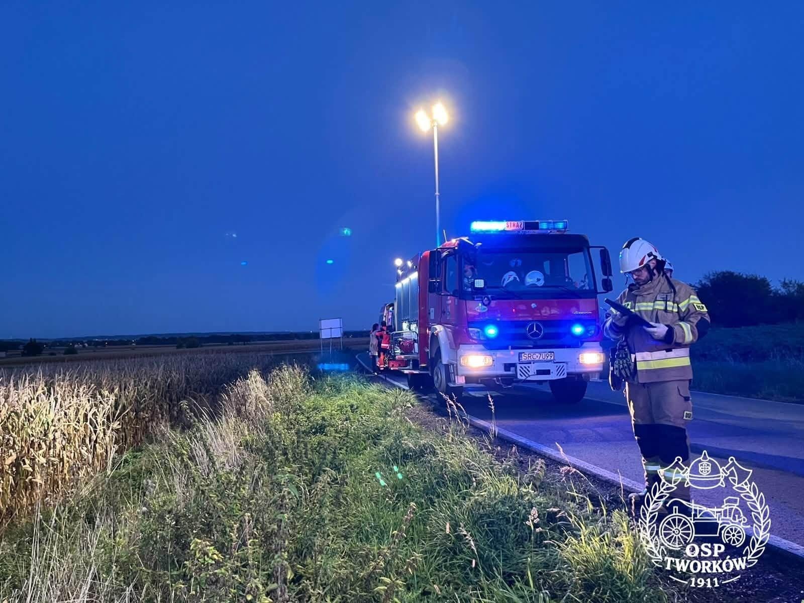 Zdjęcie w galerii na portalu naszraciborz.pl: Sześć interwencji straży pożarnej w powiecie raciborskim. Dachowanie, kolizje i wyciek benzyny wiadomości z regionu