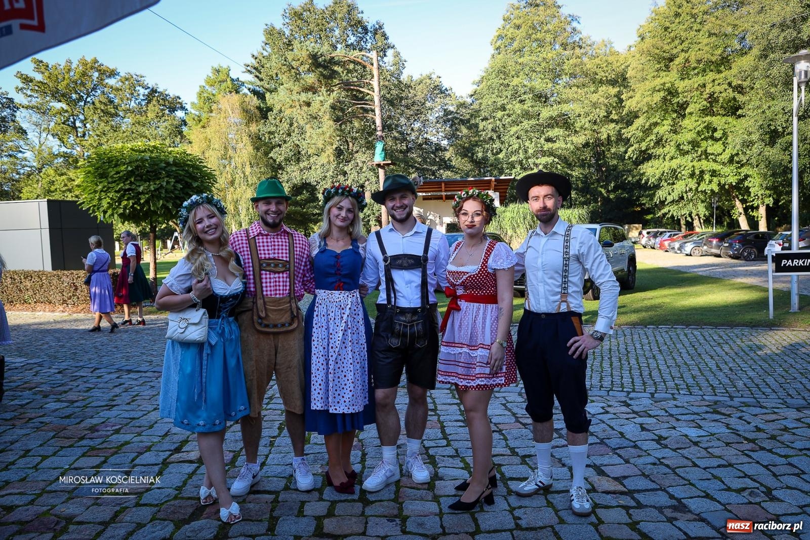 Zdjęcie w galerii na portalu naszraciborz.pl: Bawarskie hity, piwo i wspólna zabawa. Święto Piwa w Szymocicach przyciągnęło tłumy [FOTO i WIDEO] wiadomości z regionu