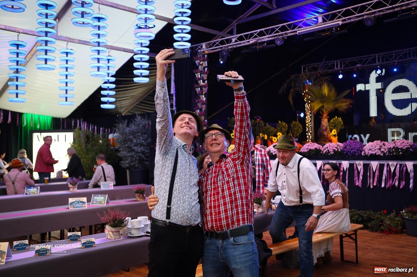 Zdjęcie w galerii na portalu naszraciborz.pl: Bawarskie hity, piwo i wspólna zabawa. Święto Piwa w Szymocicach przyciągnęło tłumy [FOTO i WIDEO] wiadomości z regionu