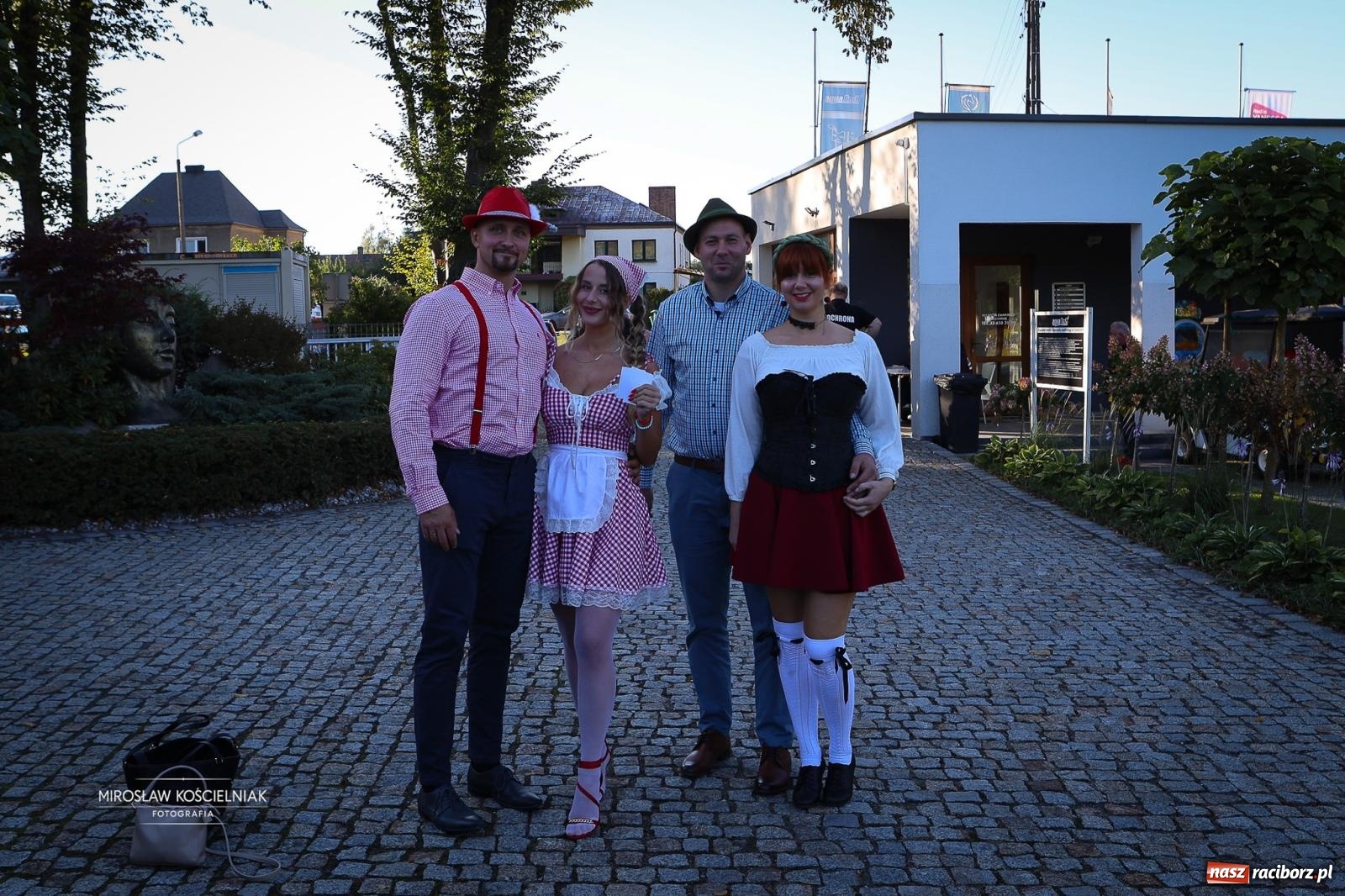 Zdjęcie w galerii na portalu naszraciborz.pl: Bawarskie hity, piwo i wspólna zabawa. Święto Piwa w Szymocicach przyciągnęło tłumy [FOTO i WIDEO] wiadomości z regionu
