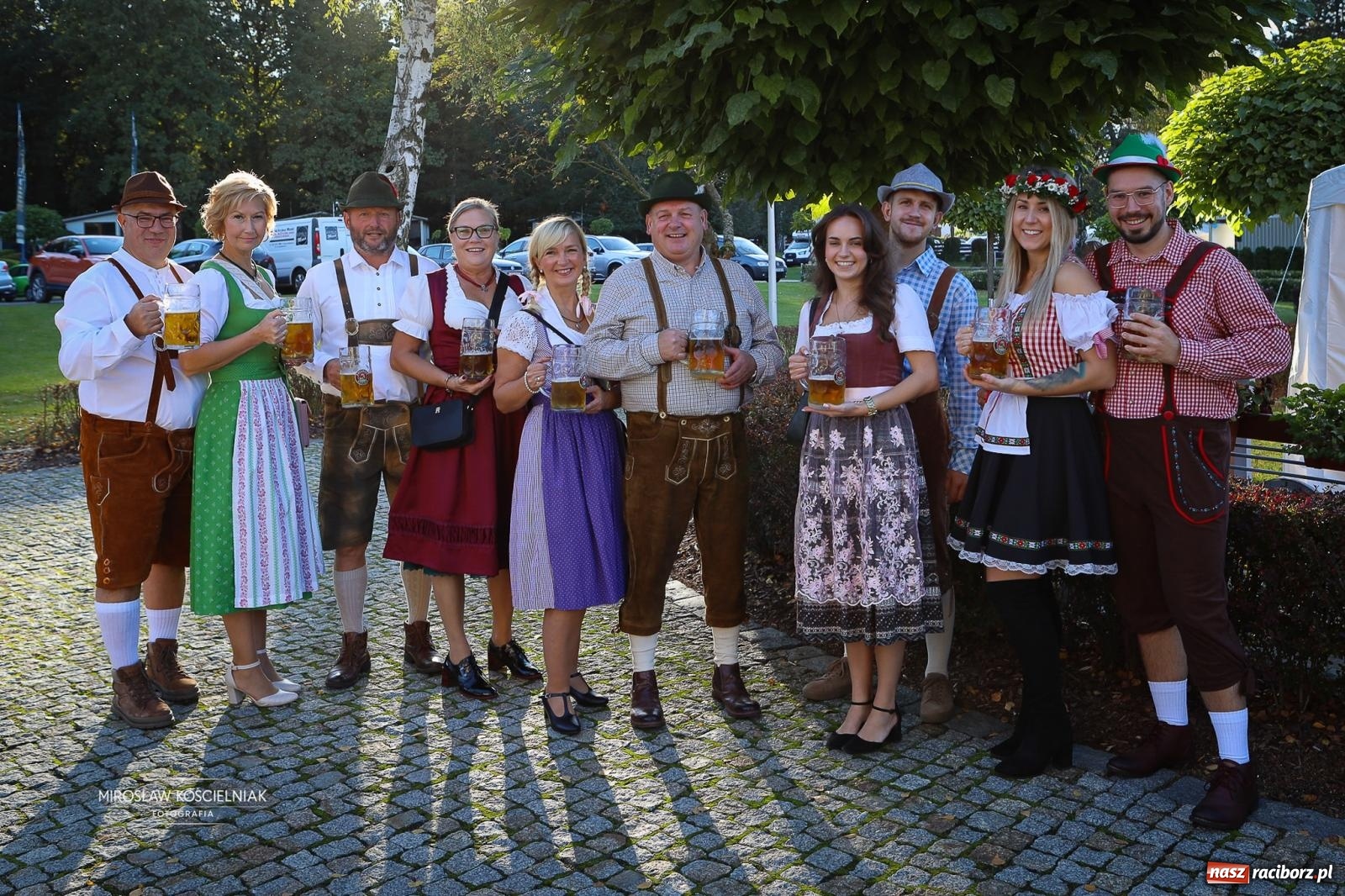 Zdjęcie w galerii na portalu naszraciborz.pl: Bawarskie hity, piwo i wspólna zabawa. Święto Piwa w Szymocicach przyciągnęło tłumy [FOTO i WIDEO] wiadomości z regionu