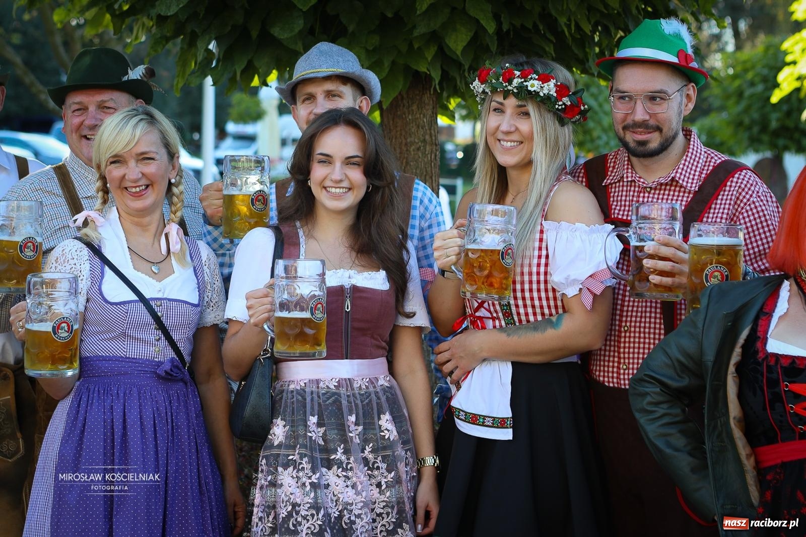Zdjęcie w galerii na portalu naszraciborz.pl: Bawarskie hity, piwo i wspólna zabawa. Święto Piwa w Szymocicach przyciągnęło tłumy [FOTO i WIDEO] wiadomości z regionu