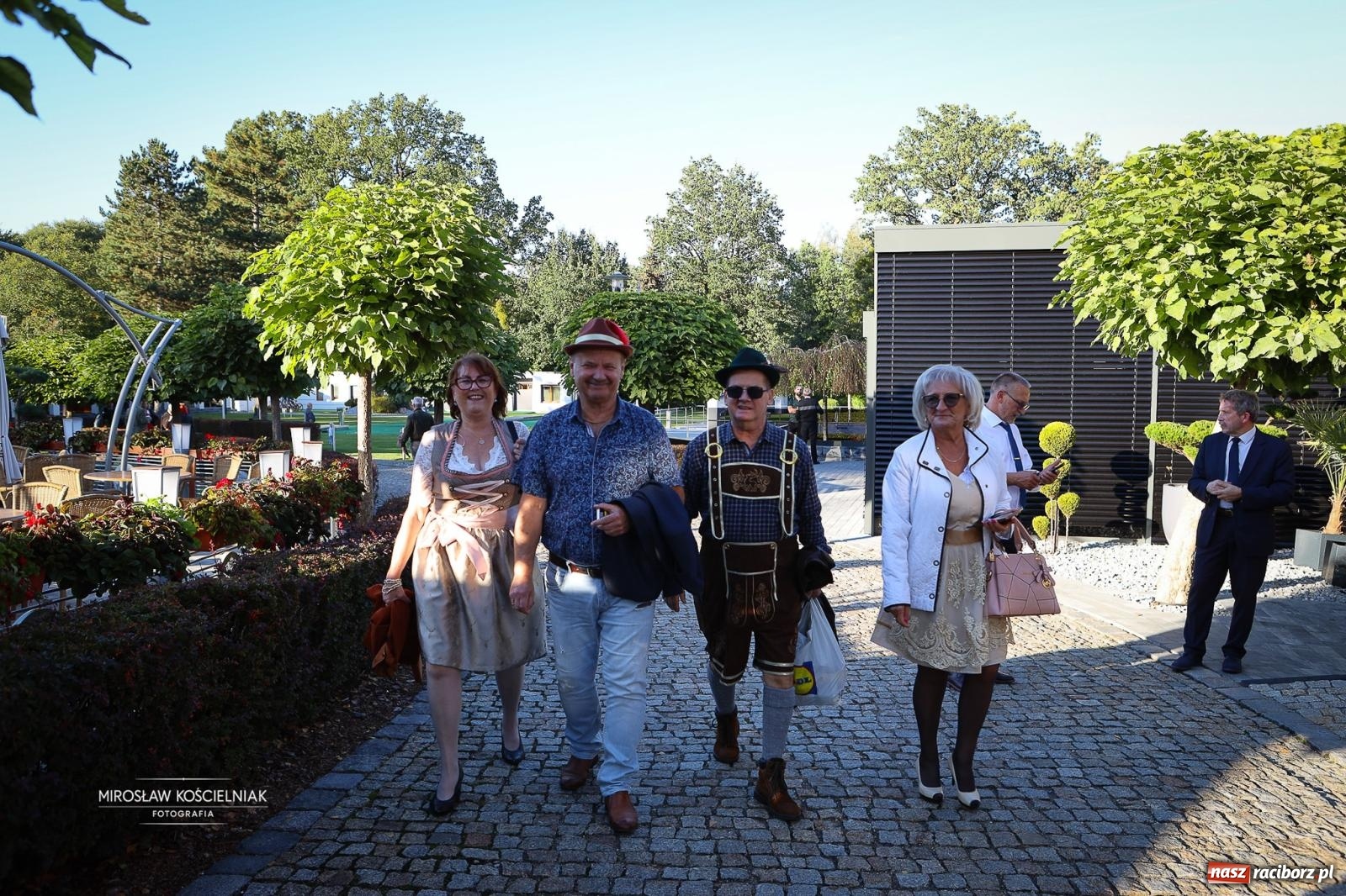 Zdjęcie w galerii na portalu naszraciborz.pl: Bawarskie hity, piwo i wspólna zabawa. Święto Piwa w Szymocicach przyciągnęło tłumy [FOTO i WIDEO] wiadomości z regionu