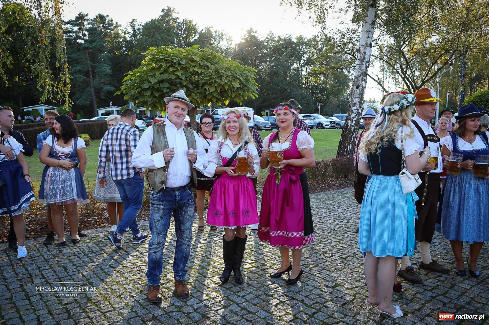 Zdjęcie w galerii na portalu naszraciborz.pl: Bawarskie hity, piwo i wspólna zabawa. Święto Piwa w Szymocicach przyciągnęło tłumy [FOTO i WIDEO] wiadomości z regionu