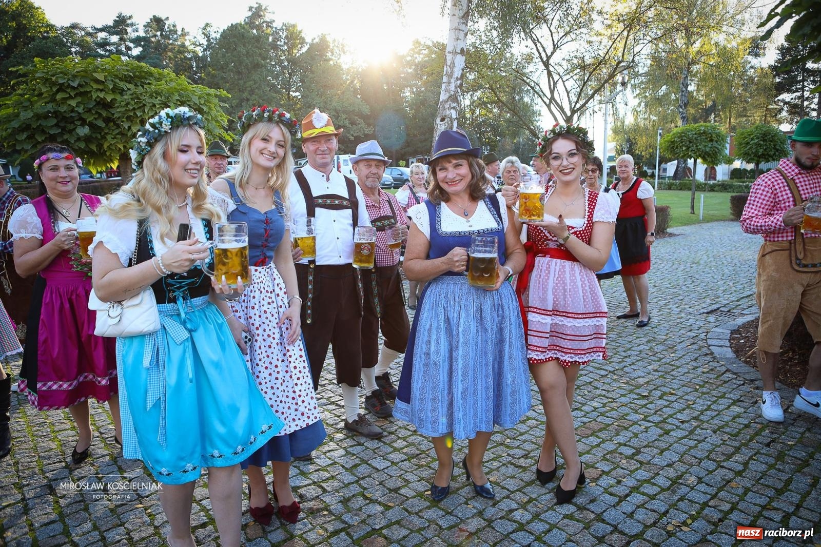 Zdjęcie w galerii na portalu naszraciborz.pl: Bawarskie hity, piwo i wspólna zabawa. Święto Piwa w Szymocicach przyciągnęło tłumy [FOTO i WIDEO] wiadomości z regionu