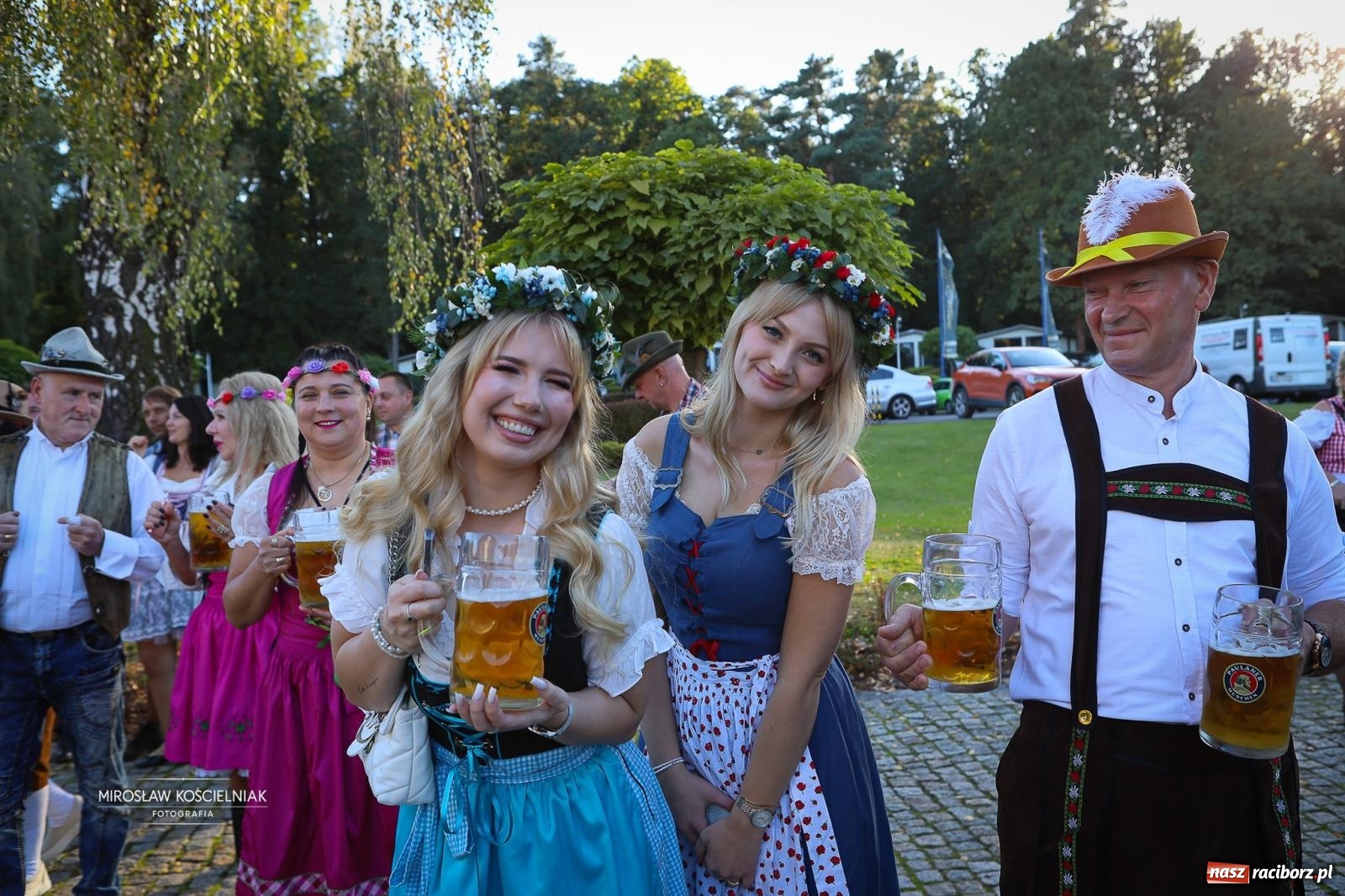 Zdjęcie w galerii na portalu naszraciborz.pl: Bawarskie hity, piwo i wspólna zabawa. Święto Piwa w Szymocicach przyciągnęło tłumy [FOTO i WIDEO] wiadomości z regionu