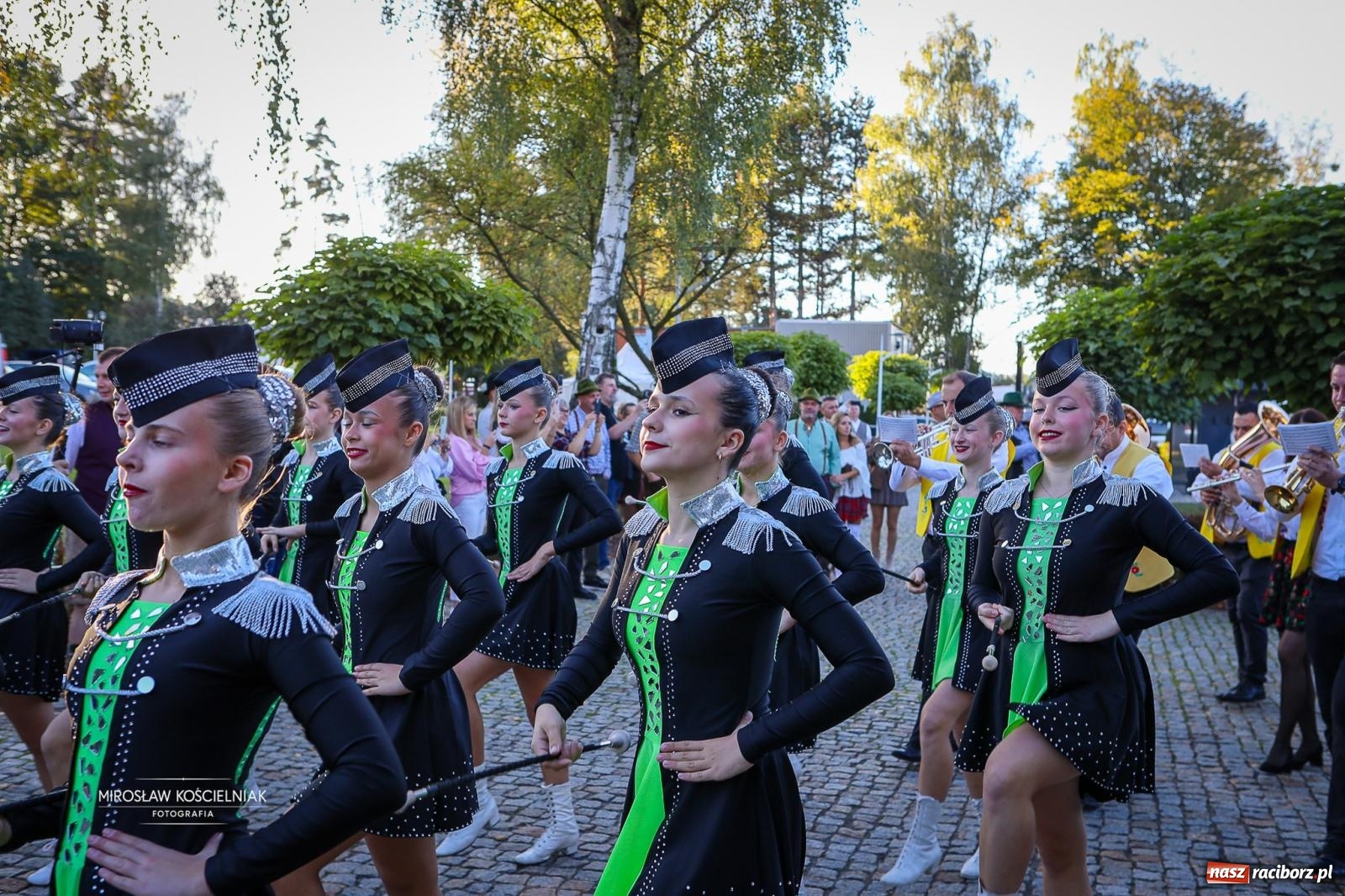 Zdjęcie w galerii na portalu naszraciborz.pl: Bawarskie hity, piwo i wspólna zabawa. Święto Piwa w Szymocicach przyciągnęło tłumy [FOTO i WIDEO] wiadomości z regionu