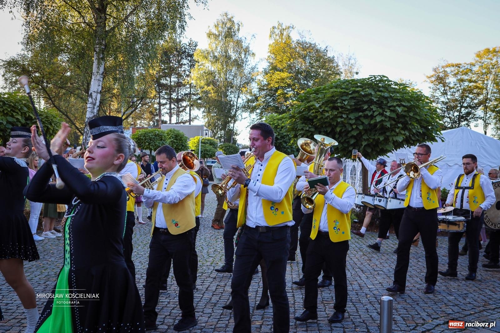 Zdjęcie w galerii na portalu naszraciborz.pl: Bawarskie hity, piwo i wspólna zabawa. Święto Piwa w Szymocicach przyciągnęło tłumy [FOTO i WIDEO] wiadomości z regionu