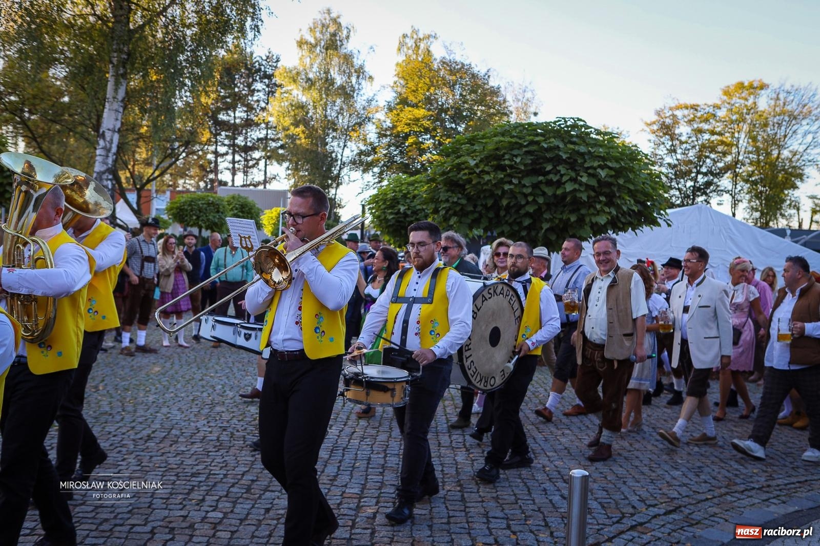 Zdjęcie w galerii na portalu naszraciborz.pl: Bawarskie hity, piwo i wspólna zabawa. Święto Piwa w Szymocicach przyciągnęło tłumy [FOTO i WIDEO] wiadomości z regionu